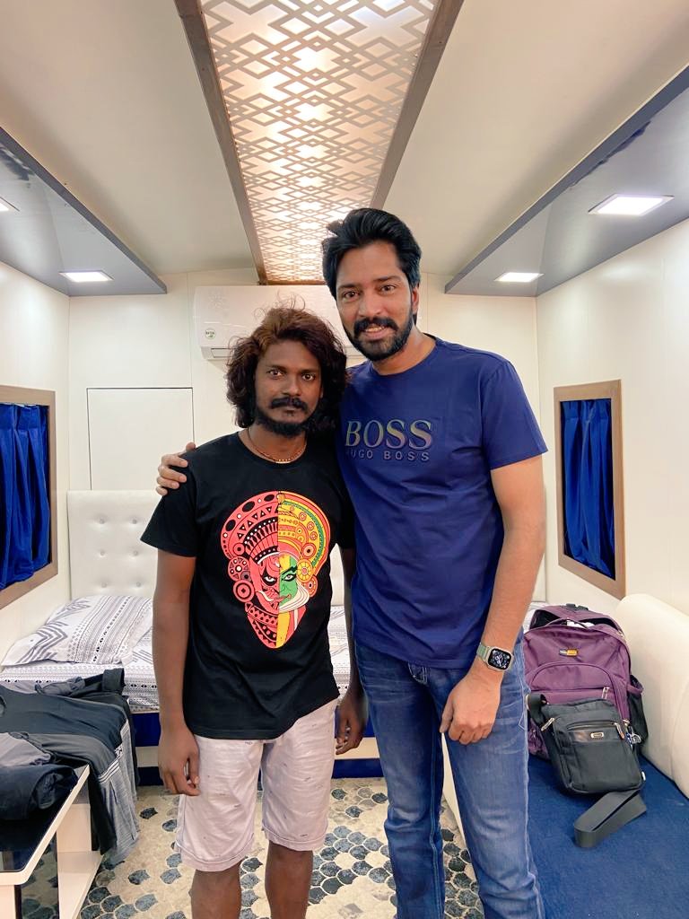 8pmsaikumar's tweet photo. Very very happy to working with you sir #AllariNaresh https://t.co/fmEa97X5QJ