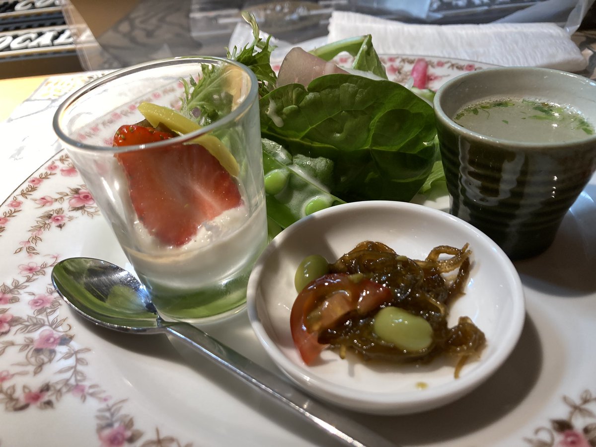 crazybenchan's tweet photo. 久しぶりのラヴィゴットさんへ!相変わらずここのサラダは芸術品だ!
パスタは何を食べても最高!相変わらず素晴らしい!皆様も是非一度お試しください♪
岩崎さん!ご馳走様でした!
#ラヴィゴット
#Ravigote
#いつも感動する
#サラダ
#芸術品だ
#前橋中心商店街
#ご馳走様でした
#ちなみに2人分です https://t.co/pXpGdf9Sa0