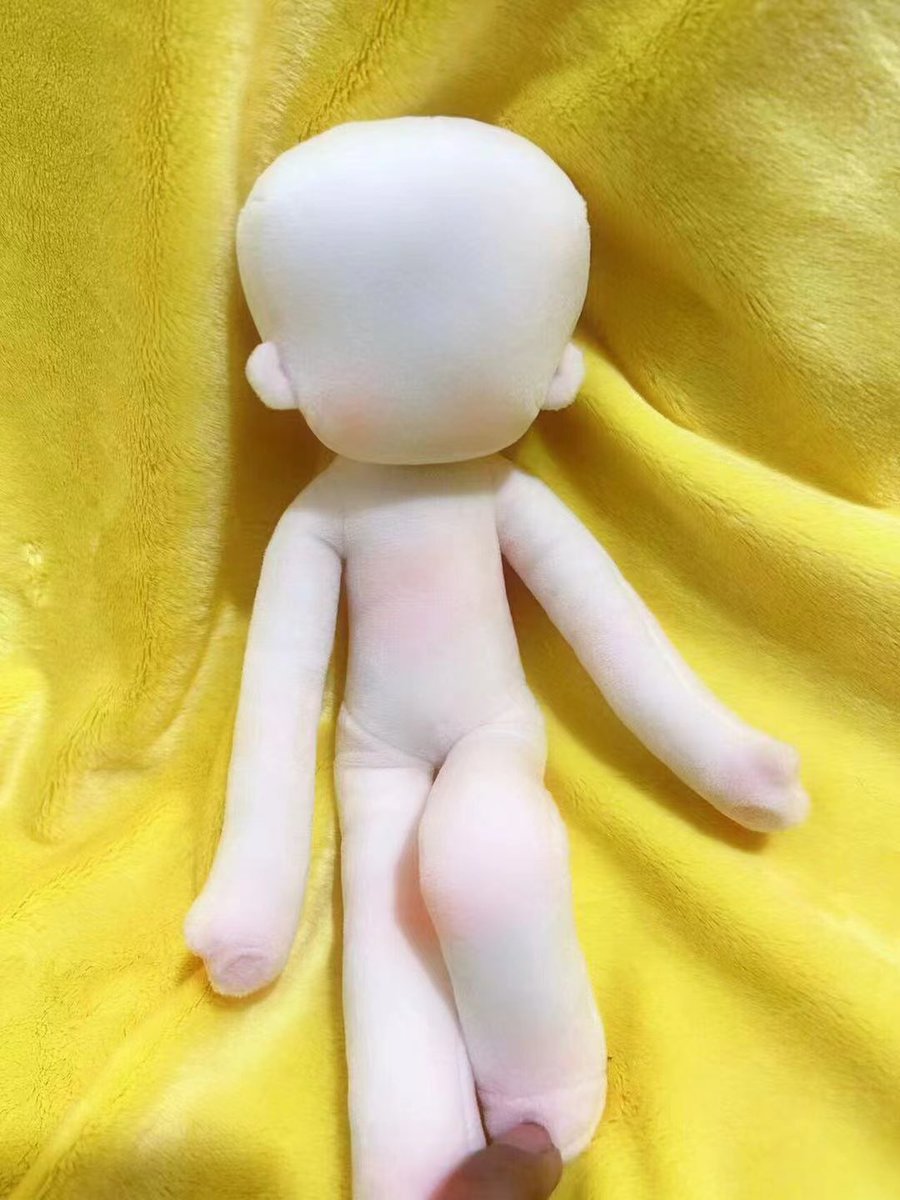 안녕하세요! 저번에 소개해드렸던 30cm 바디의 친구를 아크릴 물감으로 커스텀 해보았어요! 아무래도 자수가 아니라 삐뚤빼뚤하지만 바디는 정말 매력적이랍니다🥰🥰