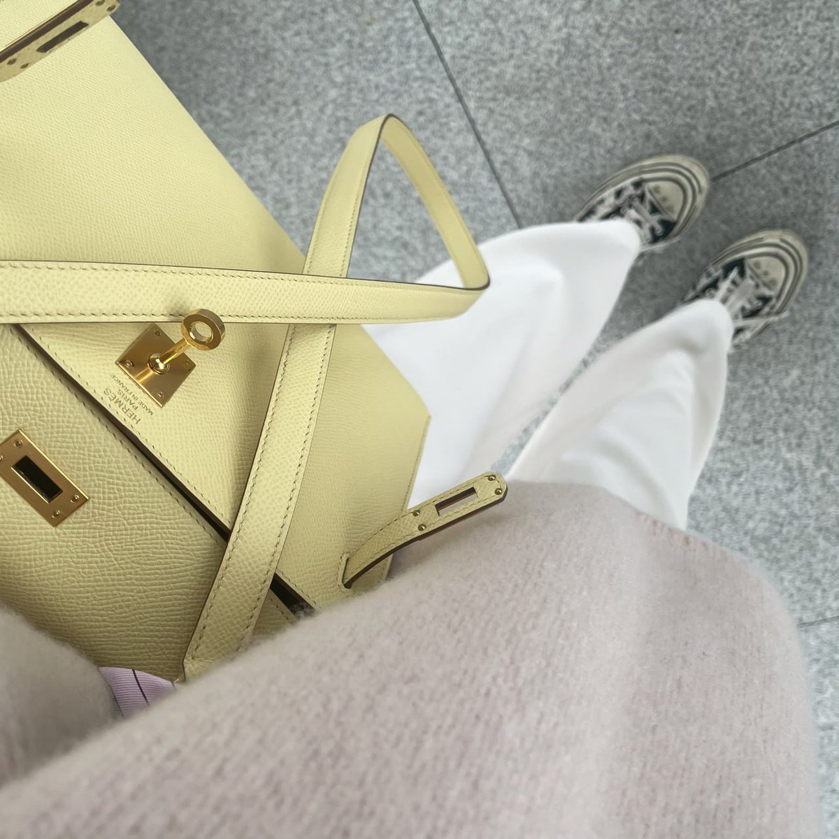 I went to the mall this afternoon without makeup and saw this little yellow bag and bought it straight away without hesitation. I didn't have time to take a picture at the time. That's the difference between a woman wearing make-up and not wearing make-up. 😆