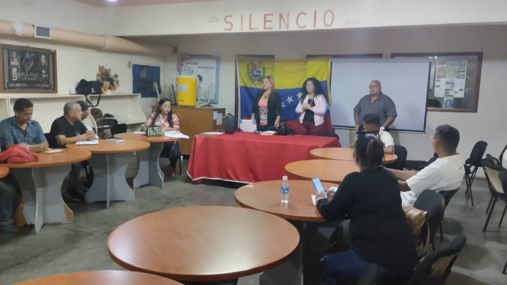 JessBritoJr1's tweet photo. EPM del PSUV y JPSUV realizaron el I Taller de Formación en Valores, Ética y Moral del Socialismo Bolivariano de Formadores del Municipio Bolívar. @ErnestoLunaPsuv @Eddalys7 @GobMonagas_ @Cosme_Psuv @JeankartA @OmarPSUV_ @Reinaldo_PSUV https://t.co/EIYbdualDG