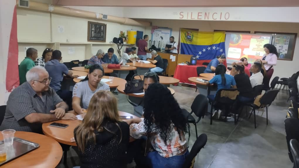 JessBritoJr1's tweet photo. EPM del PSUV y JPSUV realizaron el I Taller de Formación en Valores, Ética y Moral del Socialismo Bolivariano de Formadores del Municipio Bolívar. @ErnestoLunaPsuv @Eddalys7 @GobMonagas_ @Cosme_Psuv @JeankartA @OmarPSUV_ @Reinaldo_PSUV https://t.co/EIYbdualDG