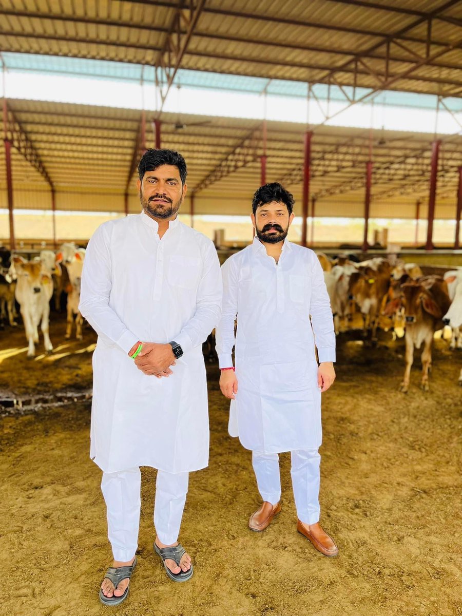 VijayBeniwal_'s tweet photo. आज मेरे अजीज मित्र व मेरे साथी विनोद जी गोदारा के जन्मदिन के शुभ अवसर पर श्री हरी गौशाला देवासर पूगल में गौ माता के दर्शन कर जगत कल्याण की कामना की 🙏 @vinodgodara01 
#HBDvinodji 🎈🎂🎈 https://t.co/kOcDTWWP7l