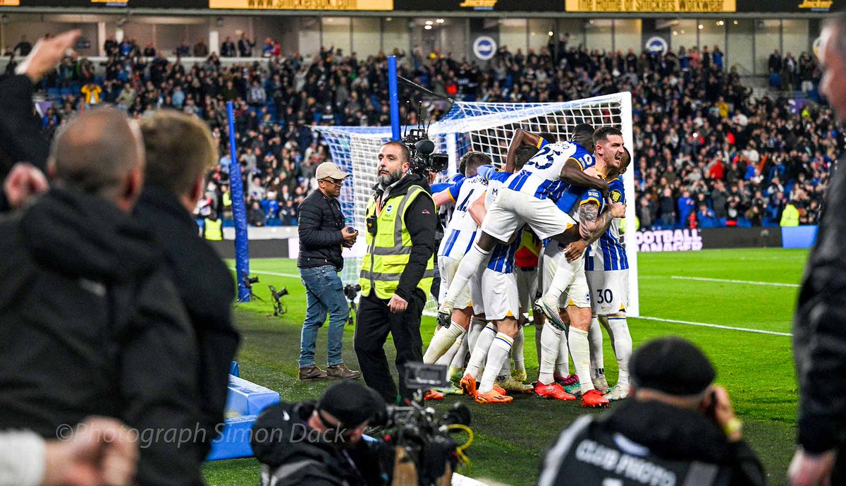 simondackpix's tweet photo. There is a Footballing God as Seagulls beat United in late drama at The Amex @Brian__Owen @AndyNaylorBHAFC #PremierLeague #football #Brightonfootball #seagulls #NorthStandChat @Vervate https://t.co/Y07Dey9sXN