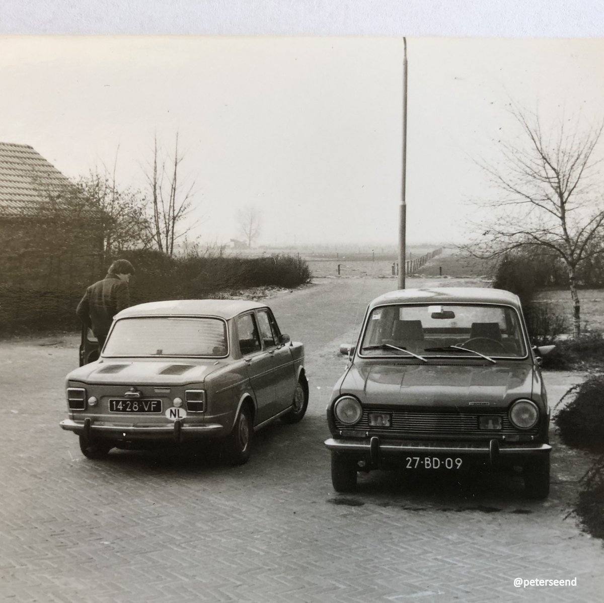 peterseend's tweet photo. Bij onze verhuizing vond ik deze foto terug. Instappen voor het laatste ritje met de Simca 1000. Ingeruild voor de 1100. Ik denk winter 1978, helemaal aan het begin van mijn autocarrière. #simca1000 #simca1100 #mooiopdeweg @ErikPutten https://t.co/J9ZBxid9MD