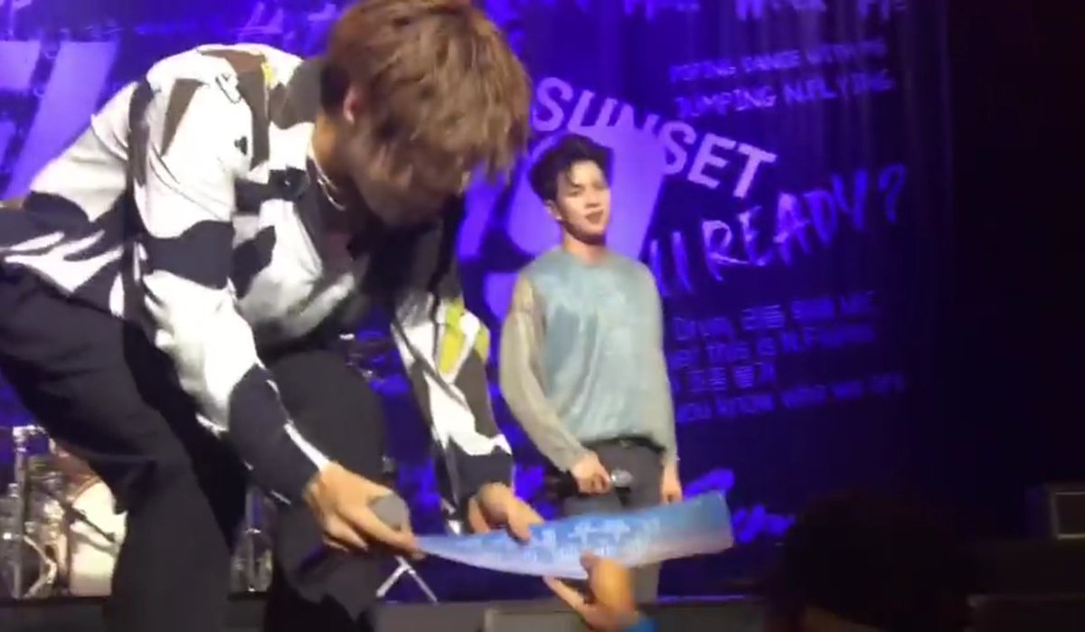 jaekyunnie06's tweet photo. Still my top fave moment with @NFlyingofficial Lee Seung Hyub !!! 🥺❤️ Super unexpected interaction and yes being in a frontrow witnessing them perform LIVE is such an honor!😭 I will forever keep this memory in my heart ❤️✨️ #NFlyingAnniversary #NFlying #UpAllNightinManila https://t.co/fV5yqMCq69