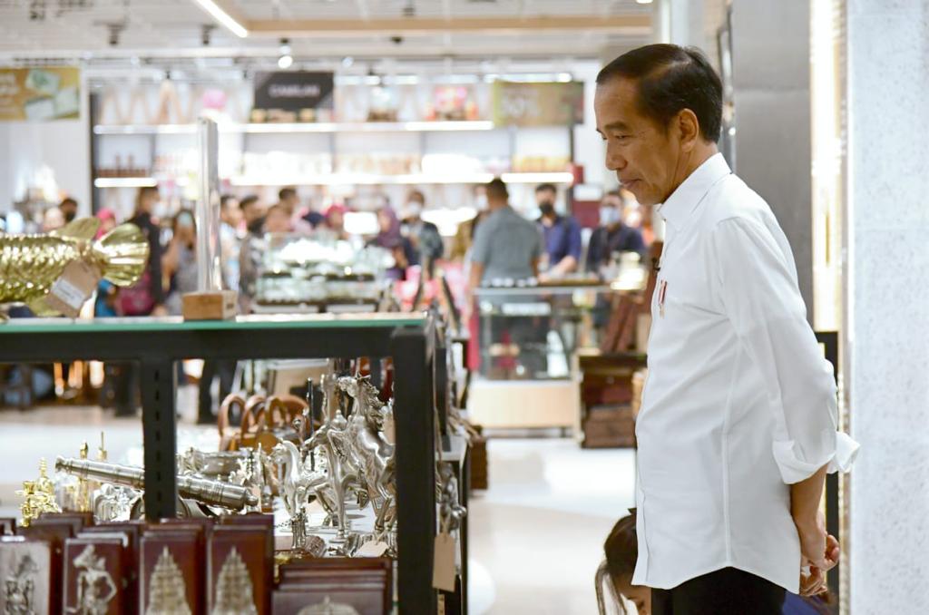 Banyak barang-barang produksi dihasilkan oleh anggota ASEAN. Kekuatan inilah yang ingin kita satukan agar ASEAN menjadi sebuah pusat produksi sesuai potensi yang kita miliki. Misalnya EV battery, kemudian electric vehicle, dan produk-produk yang memiliki daya saing yang tinggi.