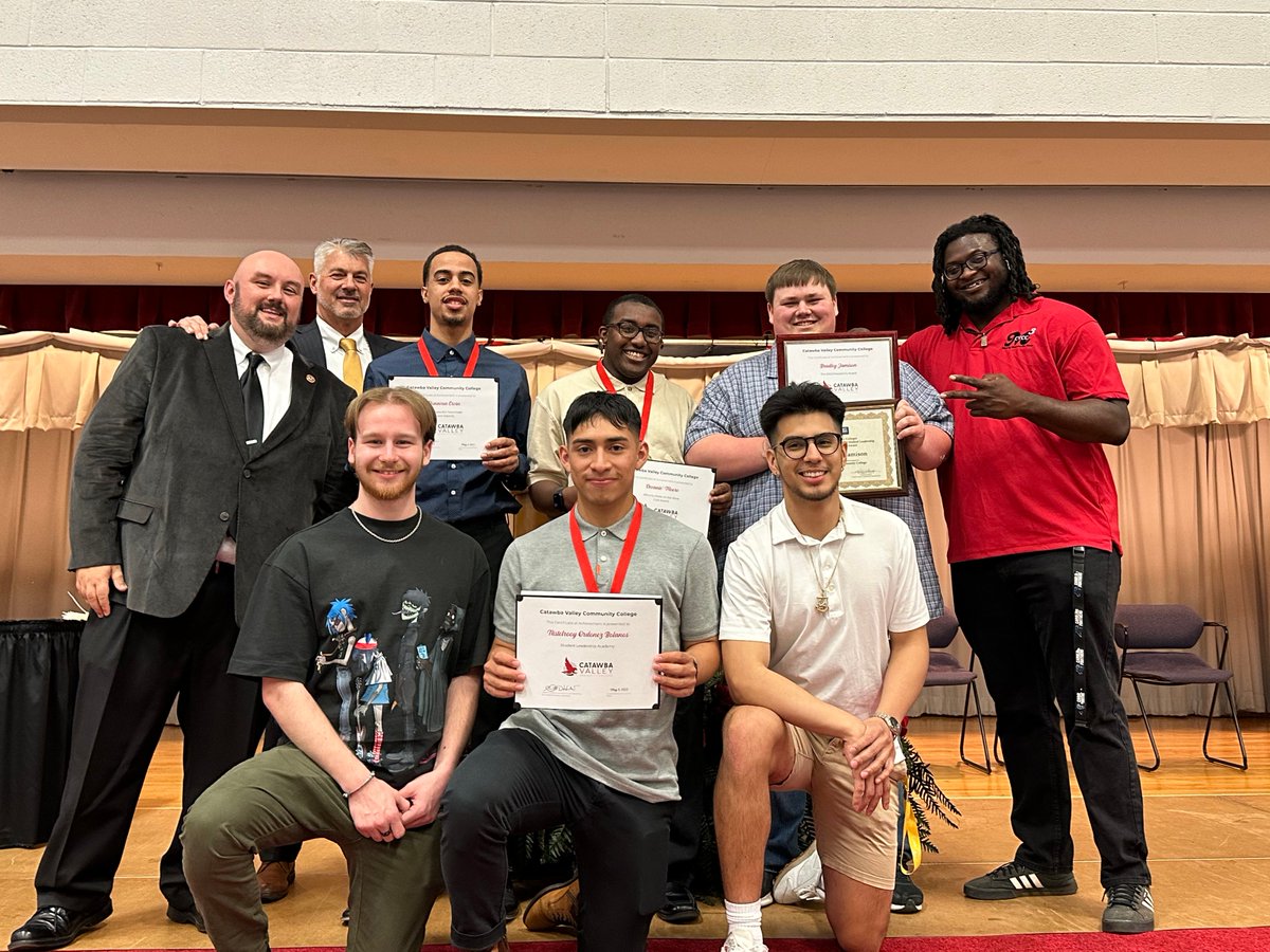 TheC0d3Meister's tweet photo. Seeing your students succeed is the greatest gift a coach can receive. Today was an extremely good day. God is so good. #RedHawkNation https://t.co/UqiYDmvQUM