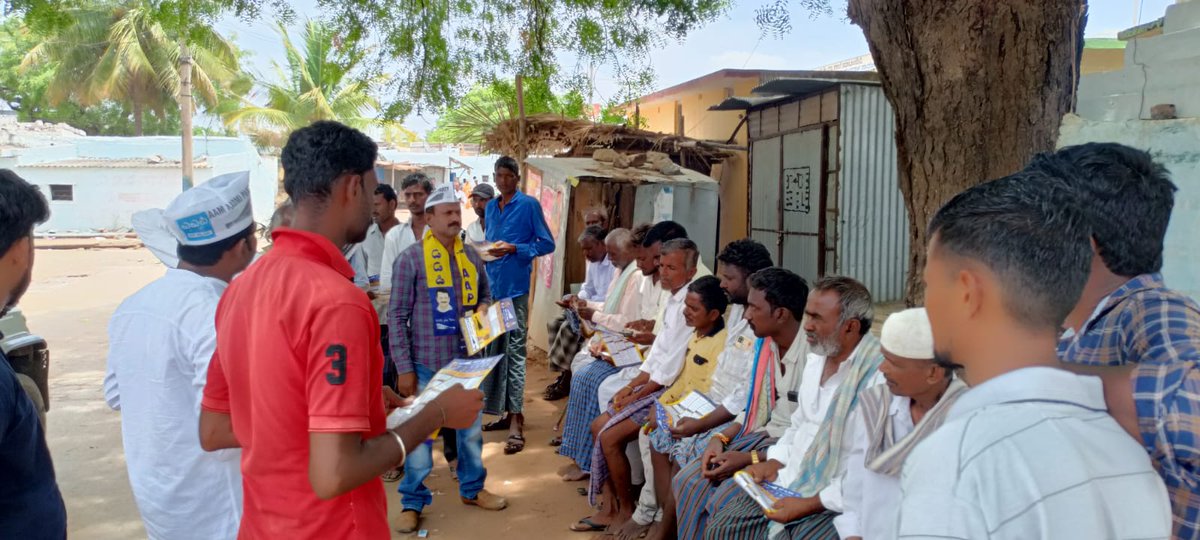 aywkoppal's tweet photo. ಯಲಬುರ್ಗಾ ಕ್ಷೆತ್ರದ ಅಭ್ಯರ್ಥಿ M ಹುಸೇನ ಬುಲ್ಡಿಯಾರ  ಕೊಪ್ಪಳ ಜಿಲ್ಲಾ ಕಾರ್ಯದರ್ಶಿ ಶರಣು ಸೆಟ್ಟರ್ ಕಾರ್ಯಕರ್ತರು  ಮಾಟಲದಿನ್ನಿ, ಹಿರೇವಂಕಲಕುಂಟಾ, ಮರಕಟ್,ಕಲ್ಲಭಾವಿ, ಚೌಡಾಪೂರ ಗ್ರಾಮಗಳಲ್ಲಿ ಮತಯಾಚನೆ ಮಾಡುತ್ತಿರುವುದು. https://t.co/XqH9cSGq9v