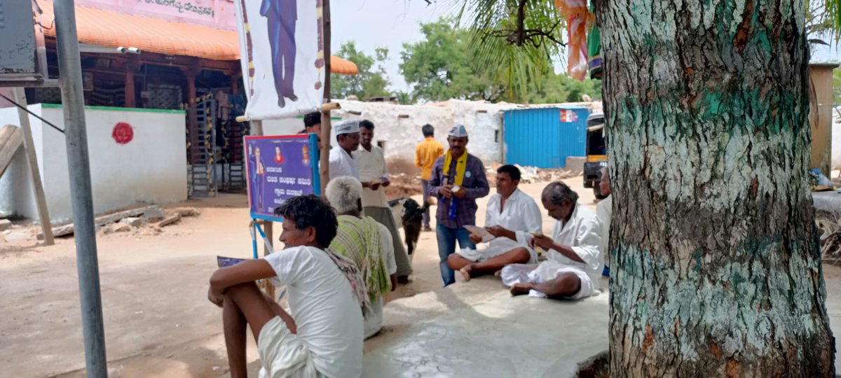 aywkoppal's tweet photo. ಯಲಬುರ್ಗಾ ಕ್ಷೆತ್ರದ ಅಭ್ಯರ್ಥಿ M ಹುಸೇನ ಬುಲ್ಡಿಯಾರ  ಕೊಪ್ಪಳ ಜಿಲ್ಲಾ ಕಾರ್ಯದರ್ಶಿ ಶರಣು ಸೆಟ್ಟರ್ ಕಾರ್ಯಕರ್ತರು  ಮಾಟಲದಿನ್ನಿ, ಹಿರೇವಂಕಲಕುಂಟಾ, ಮರಕಟ್,ಕಲ್ಲಭಾವಿ, ಚೌಡಾಪೂರ ಗ್ರಾಮಗಳಲ್ಲಿ ಮತಯಾಚನೆ ಮಾಡುತ್ತಿರುವುದು. https://t.co/XqH9cSGq9v