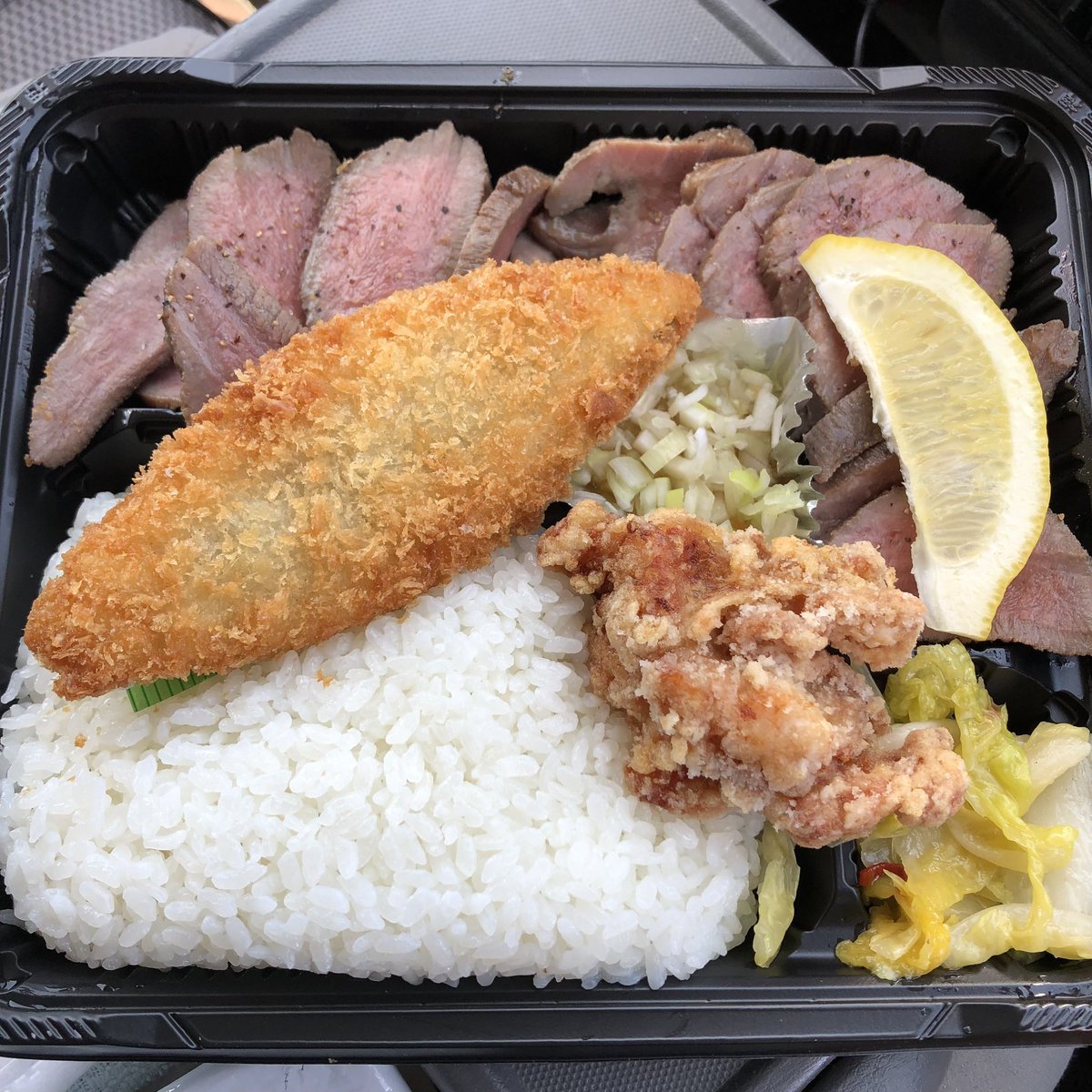 今日のランチは川口のふぁみりぃ弁当で限定のえんまタン牛タン弁当¥950でご飯が足りなくなるくらい柔らかい牛タンが入って大満足‼︎