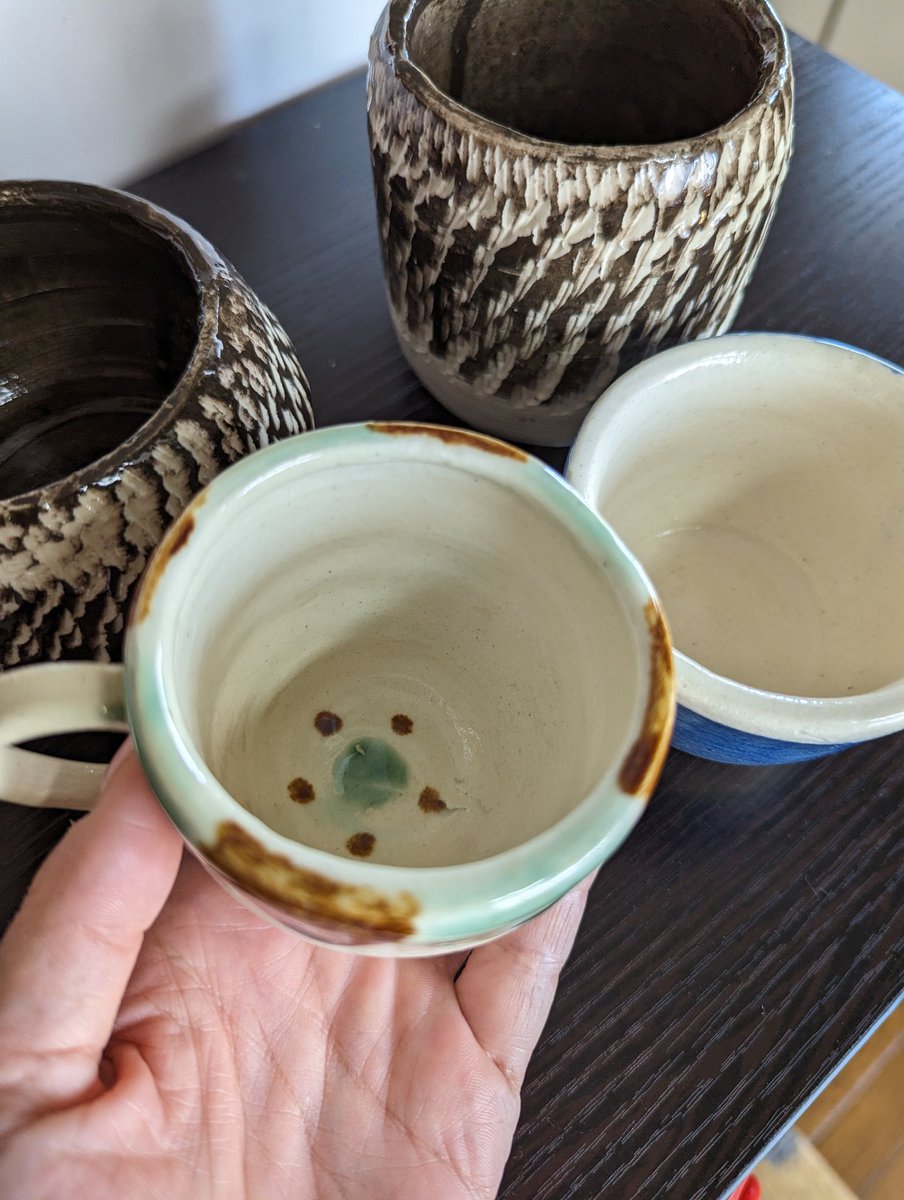 Kinocco_works's tweet photo. 沖縄に行ってやちむん体験した時の、とてつもなく可愛い物カップが届きました。工房も素敵だったので見てほしい。空気も時間もただひたすら静か。海目の前。私のカップがデカすぎて欲望まるだしなので反省。でも好き。
#dalmare #沖縄
#やちむん
#やちむん体験 https://t.co/IHaPHGl6WP