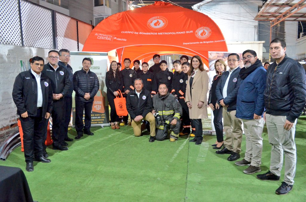 Bomberos_MetSur's tweet photo. Este jueves reconocimos a empresas que habitualmente colaboran con las #BrigadasJuvenilesCBMS
🧑🏽🚒 GRACIAS! 👨🏽🚒 @ViasChile https://t.co/wxMta3EOIG y https://t.co/bFGL4VgZrz
#SuperintendenteCBMS Luis Reyes Concha entregó presente que sella esta alianza estratégica
#UnidosParaServir https://t.co/hEsIp8RhVG