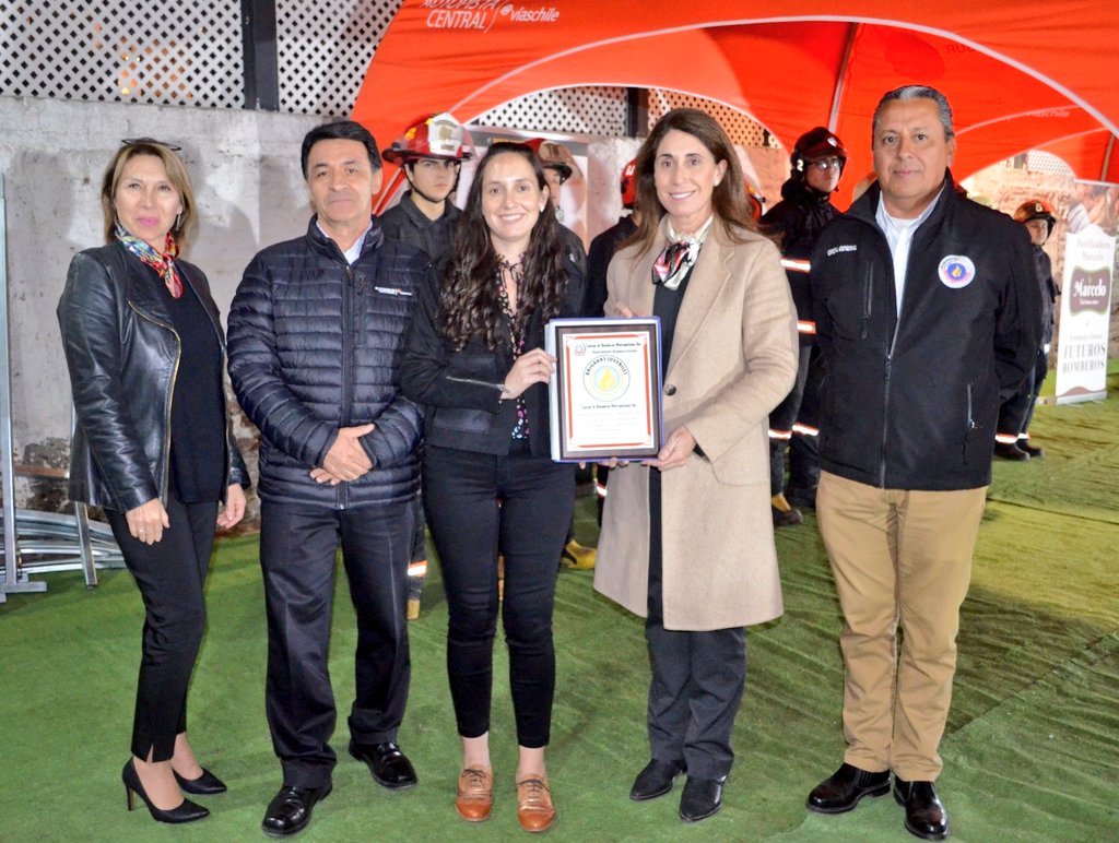 Bomberos_MetSur's tweet photo. Este jueves reconocimos a empresas que habitualmente colaboran con las #BrigadasJuvenilesCBMS
🧑🏽🚒 GRACIAS! 👨🏽🚒 @ViasChile https://t.co/wxMta3EOIG y https://t.co/bFGL4VgZrz
#SuperintendenteCBMS Luis Reyes Concha entregó presente que sella esta alianza estratégica
#UnidosParaServir https://t.co/hEsIp8RhVG