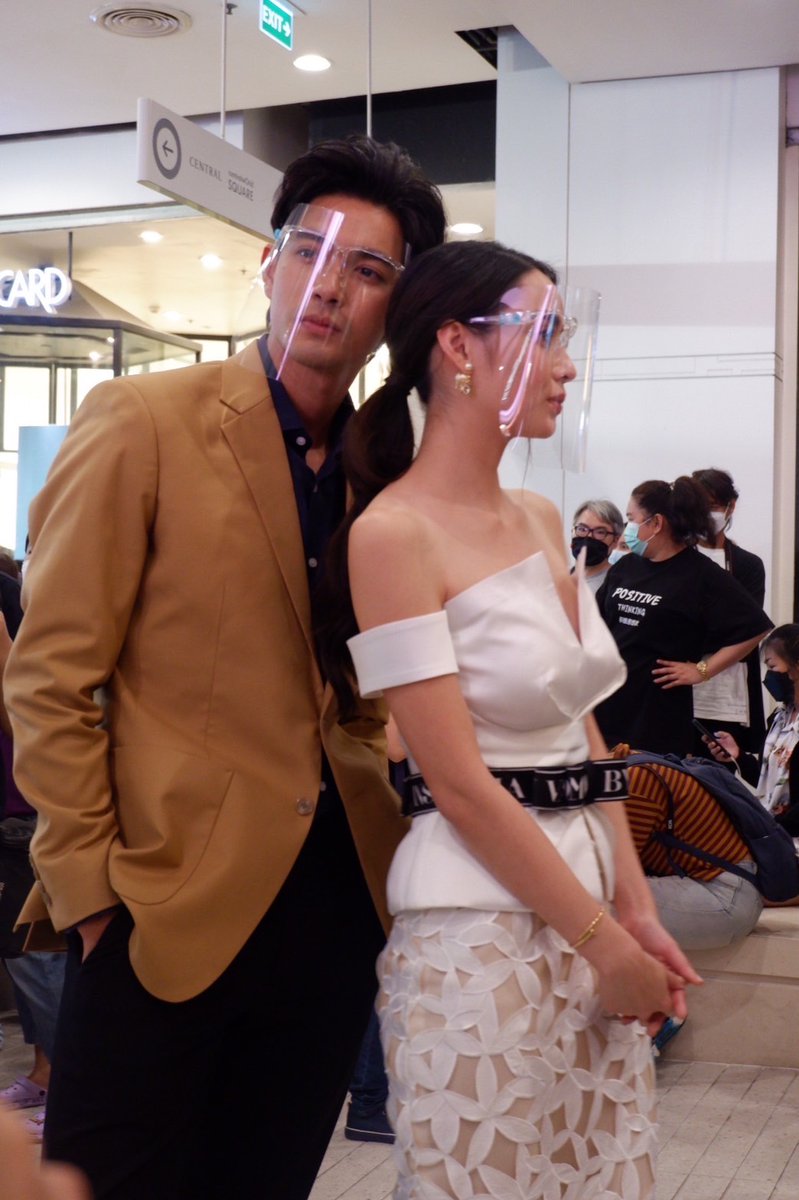 phr_xxnnxm's tweet photo. คิดถึง ดูโซ่รีรัน ก็นึดถึงภาพน่ารักของต้าวแฝดต้องย้อนไปดูเหมือนกัน ภาพอุ้มตัวลอย ยังไม่สนิทเท่าไรน่ะ แต่หัวใจ ลช ข้าไปชะครึ่งดวงละมั้ง แต่ตอนนี้เขารับเป็นเพื่อนที่รู้ใส้รู้พุงกัน ก็ดีใจที่มีเพื่อนดี ส่งเสริมงานใู้ห้ปังๆ ส่งเสริมใจให้มีพลังด้วยก็ดีน่ะ เข้มมุกอยู่ในใจเสมอ #เข้มมุก https://t.co/ynI3UnjAj2