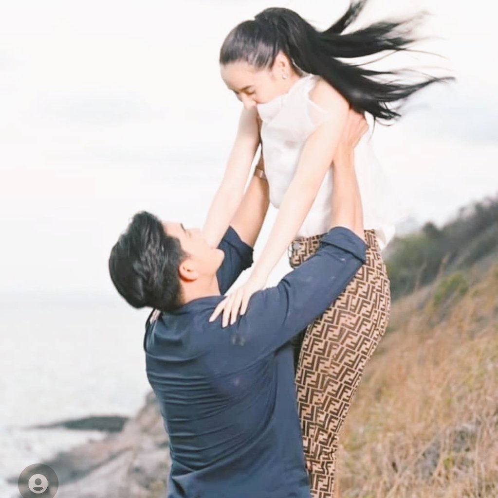 phr_xxnnxm's tweet photo. คิดถึง ดูโซ่รีรัน ก็นึดถึงภาพน่ารักของต้าวแฝดต้องย้อนไปดูเหมือนกัน ภาพอุ้มตัวลอย ยังไม่สนิทเท่าไรน่ะ แต่หัวใจ ลช ข้าไปชะครึ่งดวงละมั้ง แต่ตอนนี้เขารับเป็นเพื่อนที่รู้ใส้รู้พุงกัน ก็ดีใจที่มีเพื่อนดี ส่งเสริมงานใู้ห้ปังๆ ส่งเสริมใจให้มีพลังด้วยก็ดีน่ะ เข้มมุกอยู่ในใจเสมอ #เข้มมุก https://t.co/ynI3UnjAj2