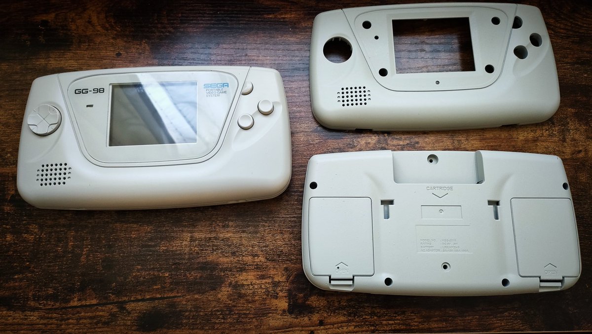 GGEAR_TARO's tweet photo. GG98シェルの量産完了。
ちょっと前のが塗装むらあったのでいまから交換してゆく
#GG98 #pc98 https://t.co/dNBWmdGkwx