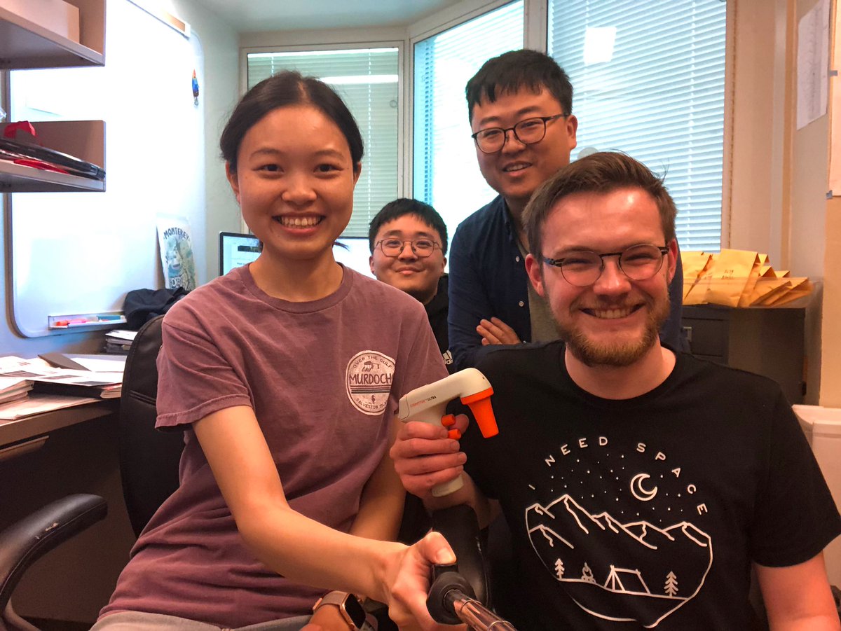 Flymanhuishan's tweet photo. Our very own incredible undergrad made in Feng lab @FengFen09193644 , Aidan Moore who is heading off to grad school, is leaving us today, thanks for all his hard work that made to our experiments! @Davidzz46648607 @KangpingLee @chinnimunni_13 https://t.co/YNMJowX4Bt