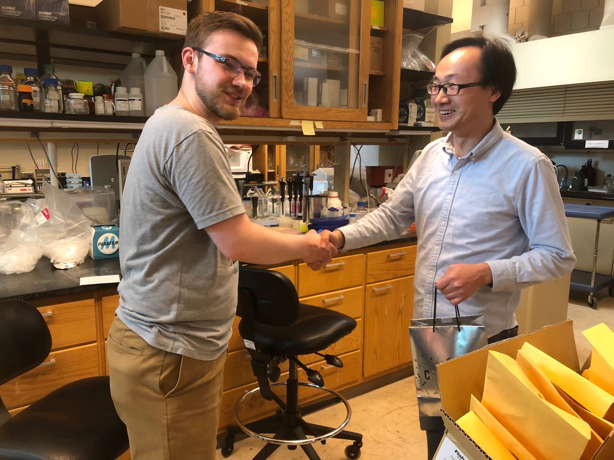 Flymanhuishan's tweet photo. Our very own incredible undergrad made in Feng lab @FengFen09193644 , Aidan Moore who is heading off to grad school, is leaving us today, thanks for all his hard work that made to our experiments! @Davidzz46648607 @KangpingLee @chinnimunni_13 https://t.co/YNMJowX4Bt
