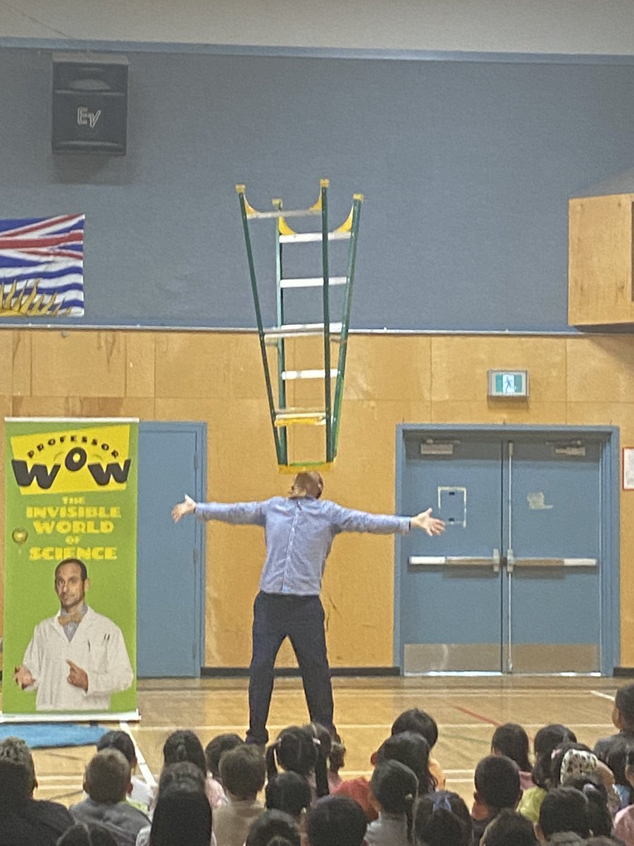 southslopeSD41's tweet photo. Amazing science performance by Professor Wow today @southslope and BCSD.  Thanks Mrs. Fierro for organizing!! Students were WOWed! https://t.co/s4VDL8e08x