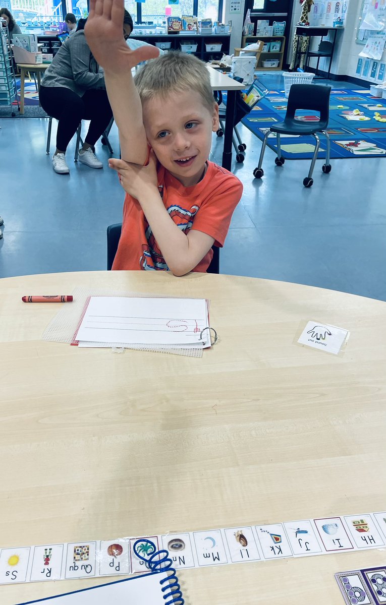 misscastaldo's tweet photo. A multi-sensory approach to phonics instruction is not only beneficial, but fun! Ss look forward to learning a new red word and using their bumpy tactile boards. @LMMahwah @IMSEOG #mahwahconnects https://t.co/yBclnl6jTP