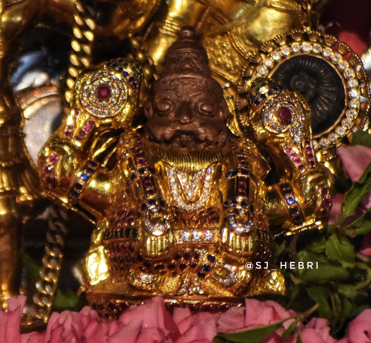shishirjois's tweet photo. ಸ್ವೃರಂ ಕಾಕಾ: ಕೋಕಿಲಂತು ಖಲಂತು ಸುಜನಾ ಅಪಿ|
ಸಮ್ಮುಖೇ ನರಸಿಂಹಸ್ಯ ಯೋಯೋ ಯೋಯ: ಸ ಏವ ಸ:||

       ಕಾಗೆಗಳು ಕೋಗಿಲೆ ಎಂದು ಭಾವಿಸಿ ಎಷ್ಟೇ ಕೂಗಿದರೂ, ದುರ್ಜನರು ಸಜ್ಜನರಂತೆ ಎಷ್ಟೇ ನಟಿಸಿದರೂ ನೃಸಿಂಹ ದೇವರ ಎದುರಿಗೆ ಯಾರು ಯಾರೋ ಅವರು ಅವರಾಗಿಯೇ ಬಿಡುತ್ತಾರೆ.
-ಬನ್ನಂಜೆ ಗೋವಿಂದಾಚಾರ್ಯ https://t.co/tbMrIOOdqV