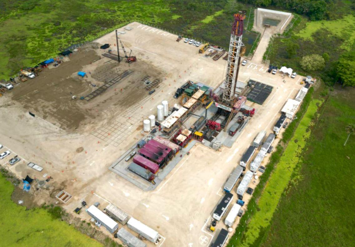 TVTenlinea's tweet photo. #Entérate 🔴 Este jueves, el director de @Pemex, @OctavioRomero_O, visitó en #JalpaDeMéndez, el pozo Cibix 31, para supervisar la perforación de este pozo y revisar el programa de desarrollo del campo #Cibix. https://t.co/Fjmww0yvtV