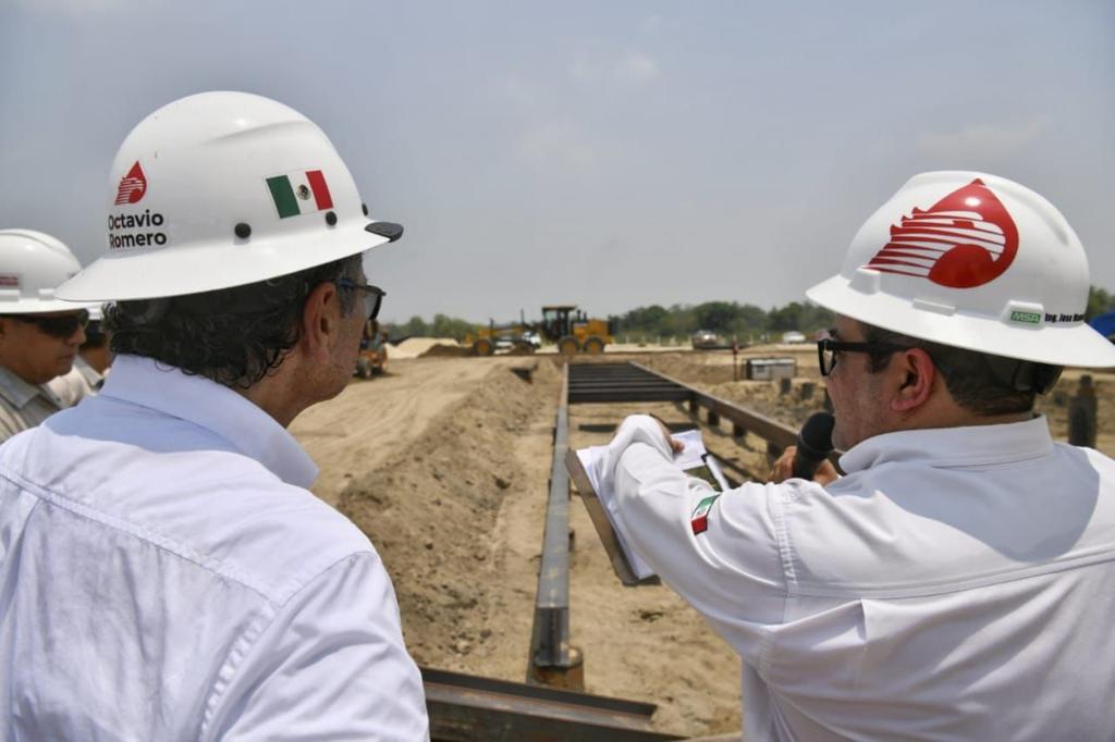 TVTenlinea's tweet photo. #Entérate 🔴 Este jueves, el director de @Pemex, @OctavioRomero_O, visitó en #JalpaDeMéndez, el pozo Cibix 31, para supervisar la perforación de este pozo y revisar el programa de desarrollo del campo #Cibix. https://t.co/Fjmww0yvtV