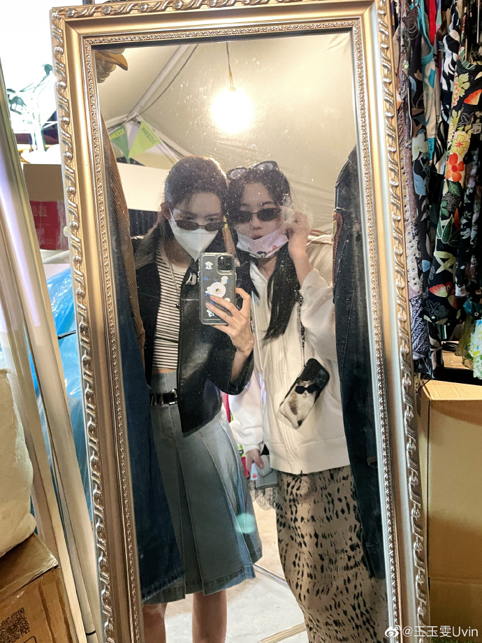 EntTofu's tweet photo. #WangYuwen looks casual yet charming in her candid shots as uploaded on her weibo: "Holiday Fragments🧩"
#Uvin #王玉雯
Source: https://t.co/2ngkoTcnzL https://t.co/ljjNQAIMFB
