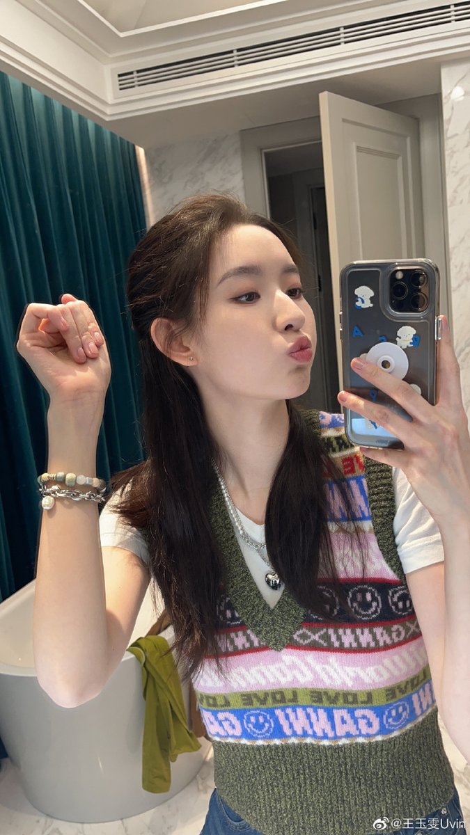 EntTofu's tweet photo. #WangYuwen looks casual yet charming in her candid shots as uploaded on her weibo: "Holiday Fragments🧩"
#Uvin #王玉雯
Source: https://t.co/2ngkoTcnzL https://t.co/ljjNQAIMFB