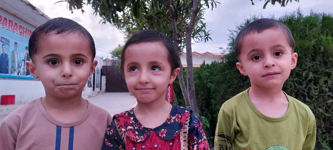 ammar_yasir1234's tweet photo. سروں سے بارِ تمدن اتار کر خوش ہیں 
یہ لوگ اپنے معلم کو مار کر خوش ہیں 
پاڑہ چنار 💔

(دشمن سے لڑنے اور سزا دینے کی بجائے " دشمن کے بچوں کو پڑھانا ہے" سے شروع ہونے والا سفر اب محب وطن شیعہ اساتذہ کی شہادت تک آن پہنچا ہے..) 
#SecureTheKurram
#parachinar https://t.co/kkv5Z6ymQJ