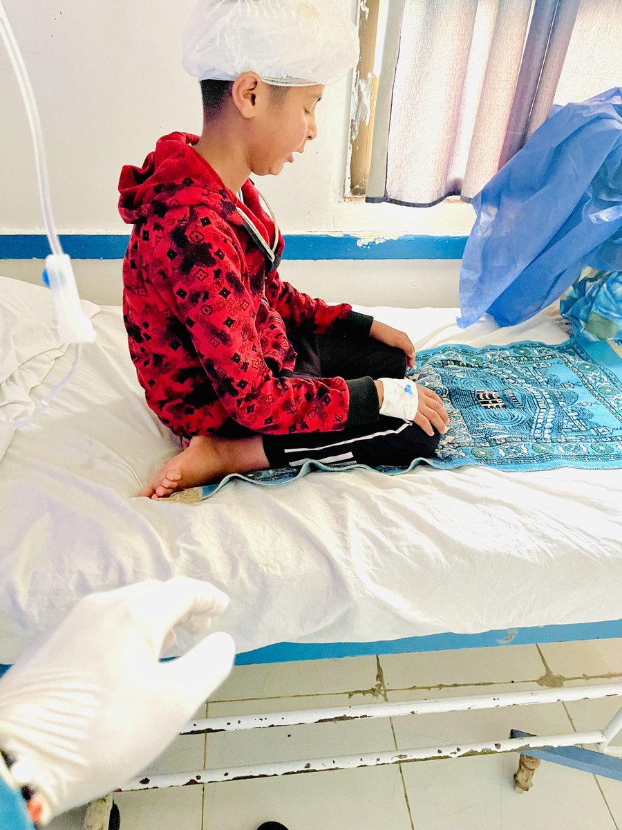 3bood_00_'s tweet photo. والله ي بني تسلم الايد اللي تعبت ف تربيتك والله ♥️الطفل دا محجوز عندي ف العنايه ف صحيتو الفجر يأخد العلاج بتاعه وهوا مصمم مايخدش العلاج الا لما يتوضي ويصلي الفجر ، مع انه طفل ومريض وليس علي المريض حرج بس منسيش ربه حتي وهوا ف الحاله دي فعلا والله يبني ربنا يحميك لاهلك ويثبتك يا رب https://t.co/It6zJe2XEH