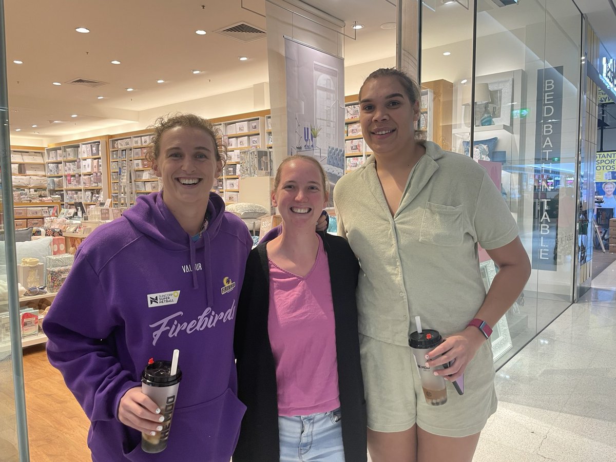 jabes85's tweet photo. My family can now stop stalking my fav ever player @gabs_simo now that I have finally met her (after my parents met her in Banff of all places and then my husband saw her at our local coffee shop). Pretty lucky to get @DonnellWallam as an added bonus too! https://t.co/kL0g3540sv