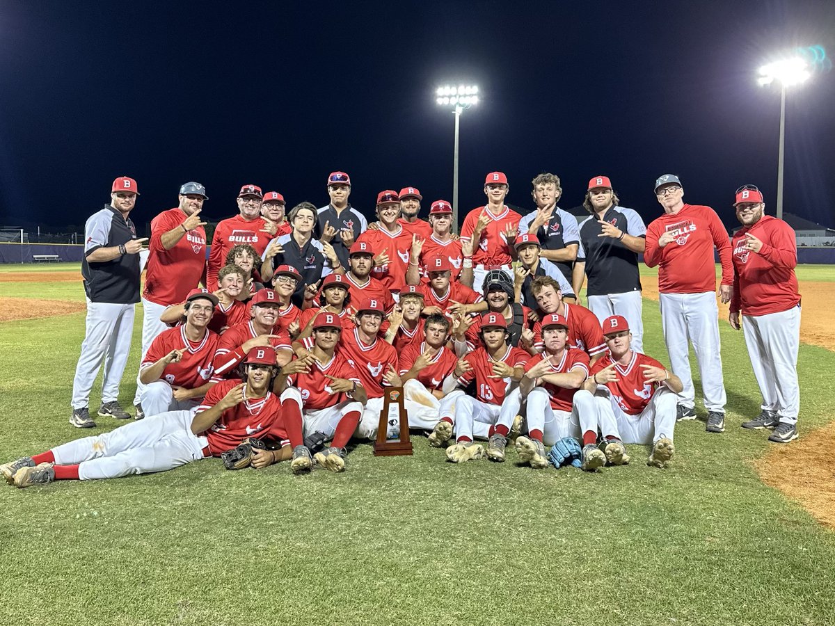 coophinson's tweet image. 2023 6A District 11 CHAMPIONS! #bullsup 

🔴Bloomingdale • 4
🟣Lennard • 1

#jobnotdone