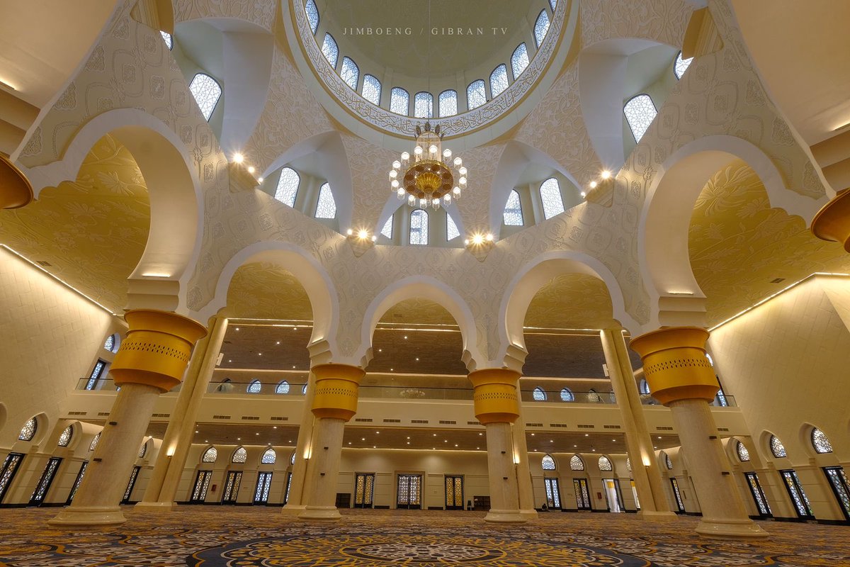 Bapak/ibu yg berencana mengikuti sholat jumat di masjid Syekh Zayed, jika ada parkir liar atau dipungut tarif parkir yg tidak wajar tidak perlu takut atau risau. Tidak perlu dibayar jika tarifnya "ngepruk" dan mohon difoto juru parkirnya lalu laporkan ke saya