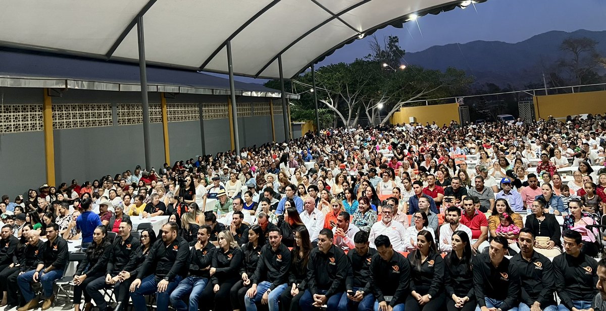 martinlariosga's tweet image. Termino esta noche con un agradecimiento infinito por la presencia de casi 2000 personas que nos apoyaron esta tarde en la toma de protesta de la nueva comisión operativa municipal de Movimiento Ciudadano Tecalitlán
Jalisco
#Distrito19
#ALoSeguroPorElSur