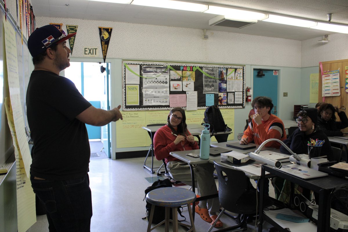 ThePearlPost's tweet photo. Sports journalist Roman Tomashoff, also a former member of The Pearl Post, visited journalism teacher Adriana Chavira's second period student media class today to share his experiences in journalism. 📸 by Elizabeth Rose. #dpmhs https://t.co/HQhNFUocwn