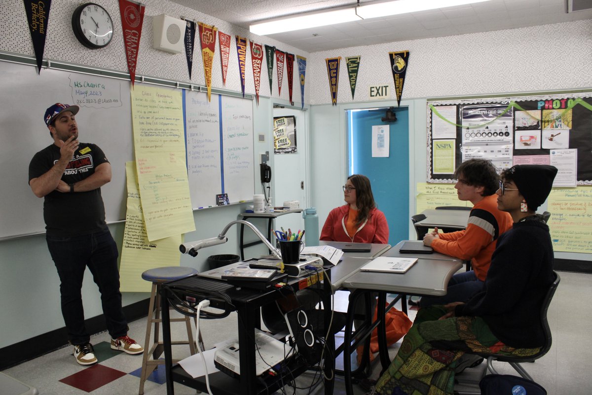 ThePearlPost's tweet photo. Sports journalist Roman Tomashoff, also a former member of The Pearl Post, visited journalism teacher Adriana Chavira's second period student media class today to share his experiences in journalism. 📸 by Elizabeth Rose. #dpmhs https://t.co/HQhNFUocwn