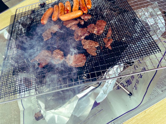 バーベキュー 火を起こし肉を焼くと心躍るのは原始の記憶?