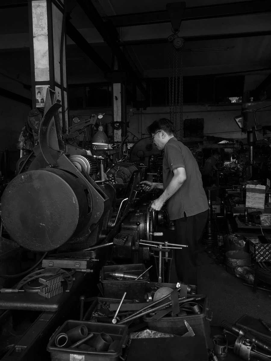 jpb_foto's tweet image. #manatwork #streetphotography #blackandwhitephotography #mobilephotography #bangkok