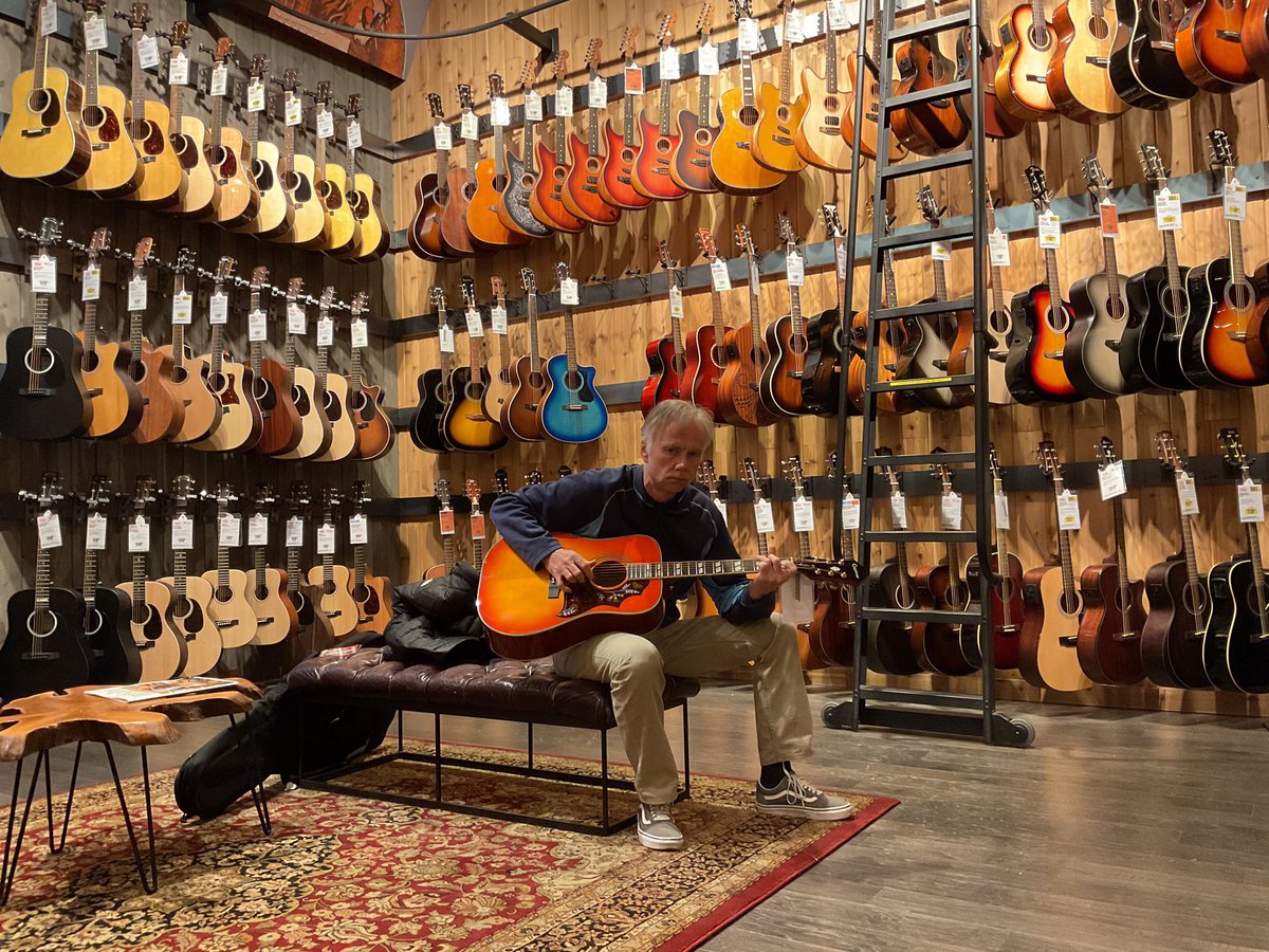 Like a kid in a candy store- you never know what places you can find on Sunset Blvd…
#guitar #classicrock #Hollywood #guitarplayer