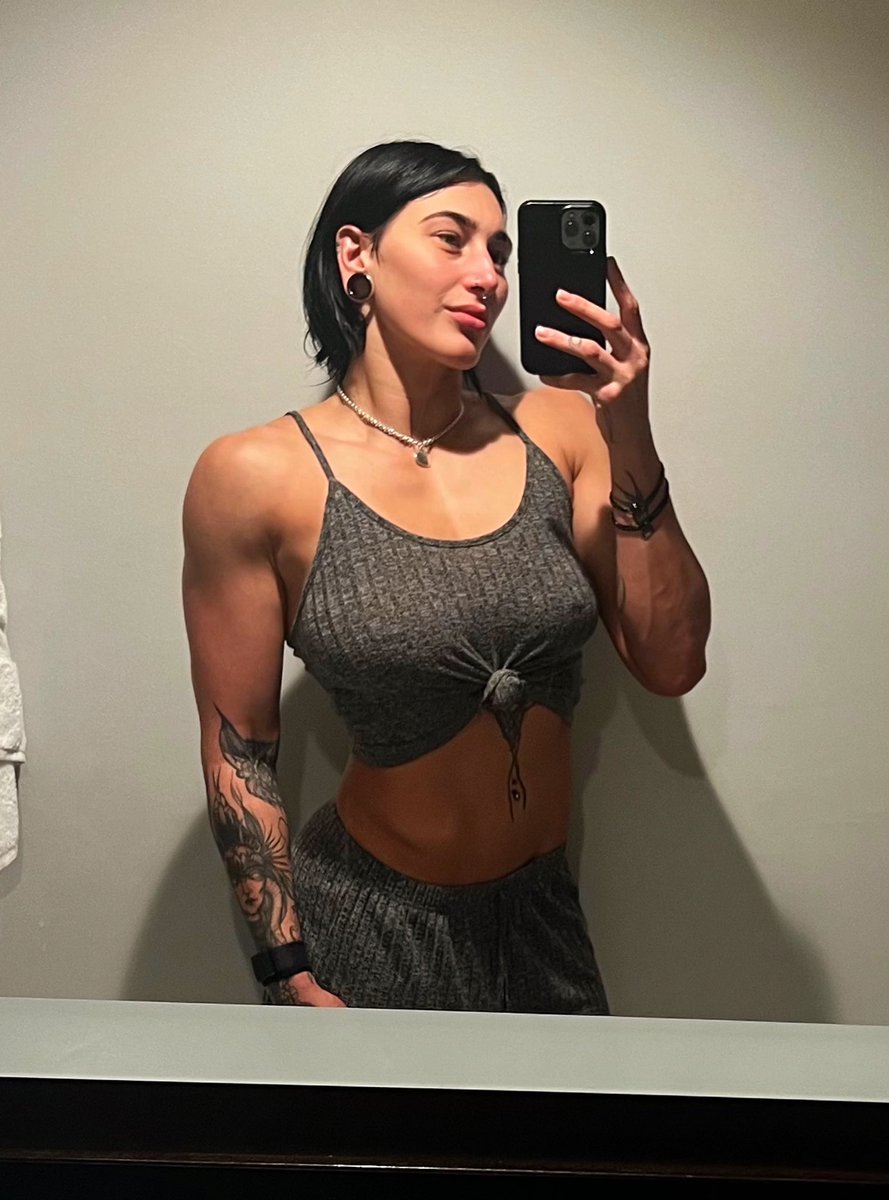 RheaRipley_WWE's tweet photo. Hello Puerto Rico, Mami made it! 🇵🇷⚖️ https://t.co/xXUD8LTinc