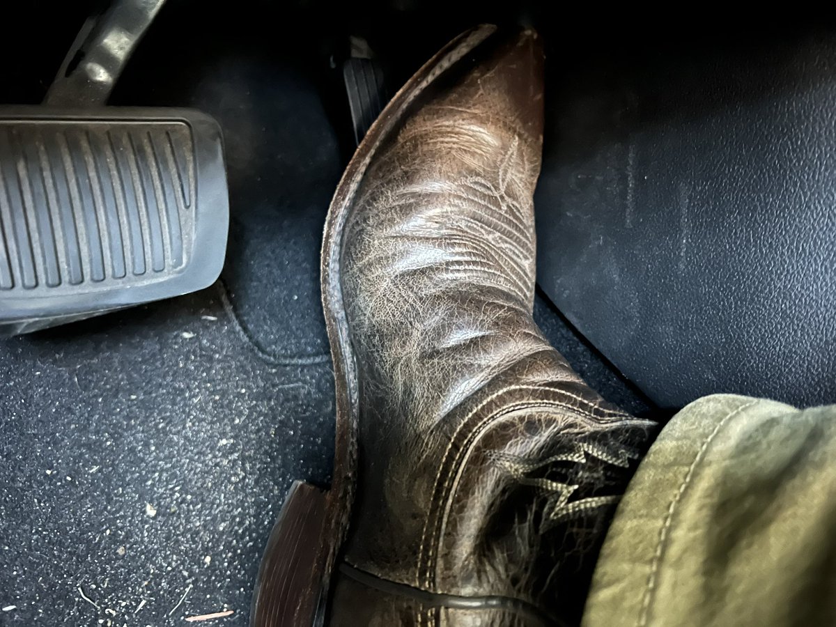 PedalFanYt's tweet photo. Bringing the week to a near close.

#CowboyBoots #WesternStyle #LeatherGoods #CigarCulture #BootLove #LeatherAndCigars #TexasStyle #CigarEnthusiast #BootLife #pedals https://t.co/eQAbeDnz7F