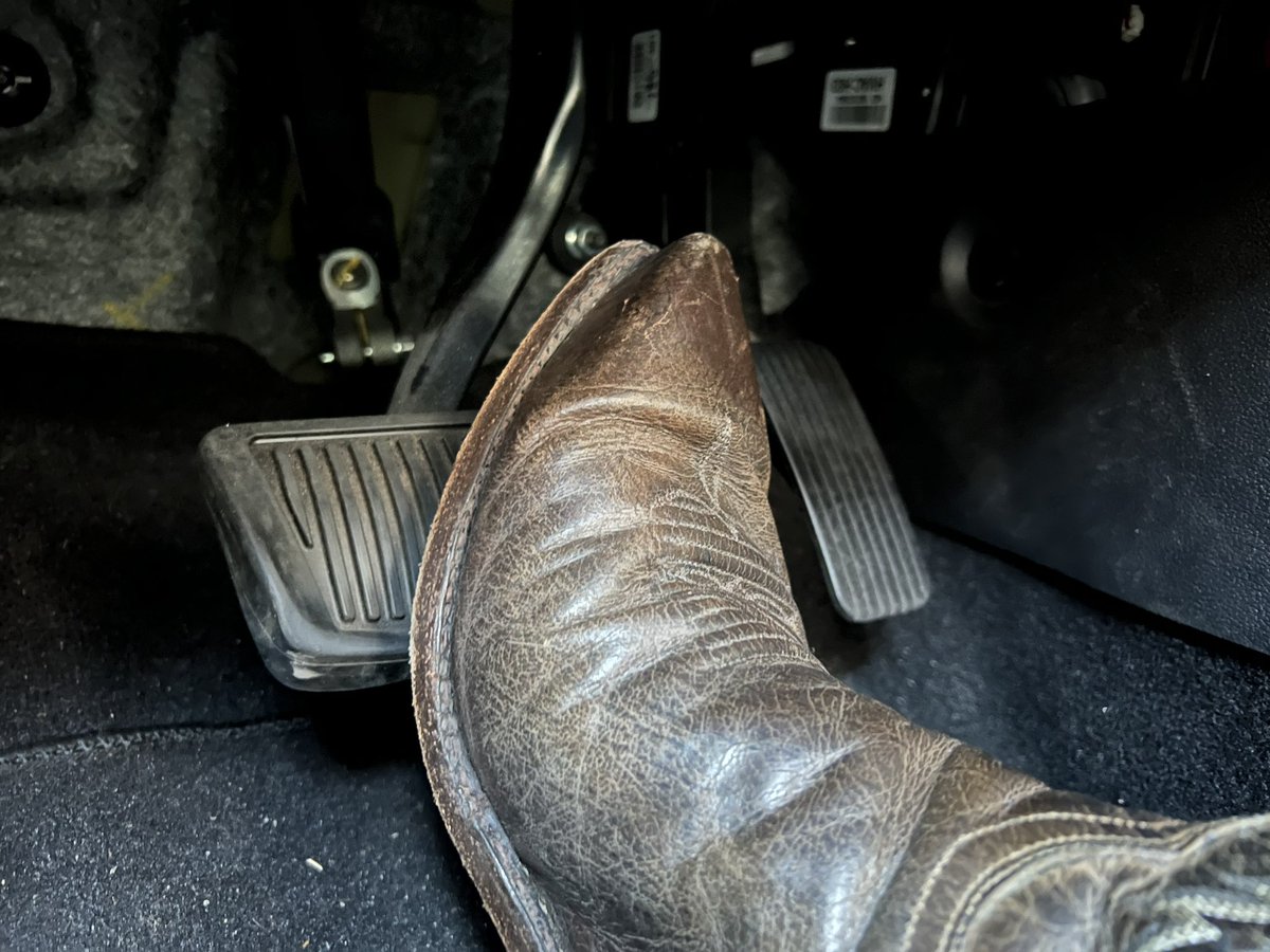 PedalFanYt's tweet photo. Bringing the week to a near close.

#CowboyBoots #WesternStyle #LeatherGoods #CigarCulture #BootLove #LeatherAndCigars #TexasStyle #CigarEnthusiast #BootLife #pedals https://t.co/eQAbeDnz7F
