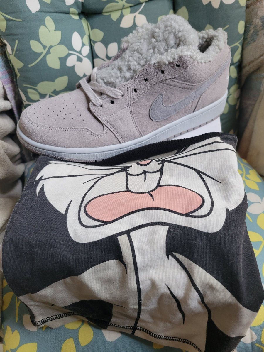 kusoyaro0812's tweet photo. 新しいウサちゃんのおともらち✨🐇✨❤

#aj1low #notog #合皮のスムースじゃなきゃアリ #bugsbunny #いまさらw #好きなモンは好きなんだモン #古着 #古着好きな人と繋がりたい #ハードオフファミリー #オフハウス #モードオフ https://t.co/iMl0mJpyUN