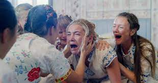 123_azizul's tweet photo. Midsommar (2019)
Sekumpulan pelajar uni yg ikut salah sorang kawan dia pulang ke kampung utk sama2 ikut 1 jenis perayaan unik. End up, semua pelajar terkoban sbb cuba keluar dari kampung tu kecuali watak utama dlm cerita ni sebab dia berjaya ditabalkan menjadi ratu dlm kampung tu https://t.co/bCSbvjugAc