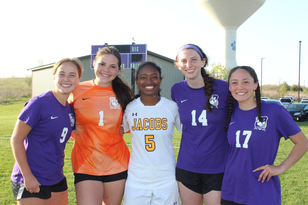jgillus_05's tweet photo. Cross town rivals and old club teammates. After game Fox Valley Bayern reunion! @foxvalleybayern https://t.co/ihZGulf74i