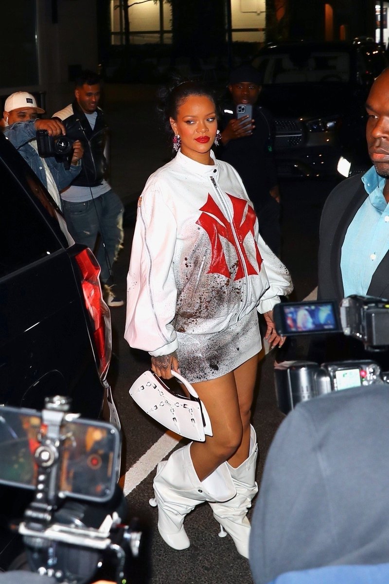 BOTTEGAHOENETA's tweet photo. rihanna in mowalola fw23, loewe boots and vintage dior bondage handle bag https://t.co/Exd40NrO4M