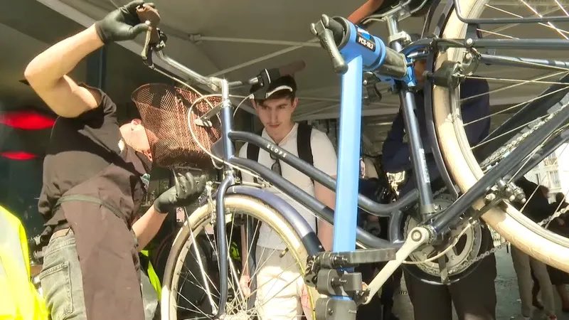 SNCF Transilien propose un service de réparation et/ou de formation à l’auto-réparation de vélos dans 35 gares franciliennes jusqu'en octobre.
Elle souhaite ainsi encourager la pratique du vélo en complément du train.
france3-regions.francetvinfo.fr/paris-ile-de-f…