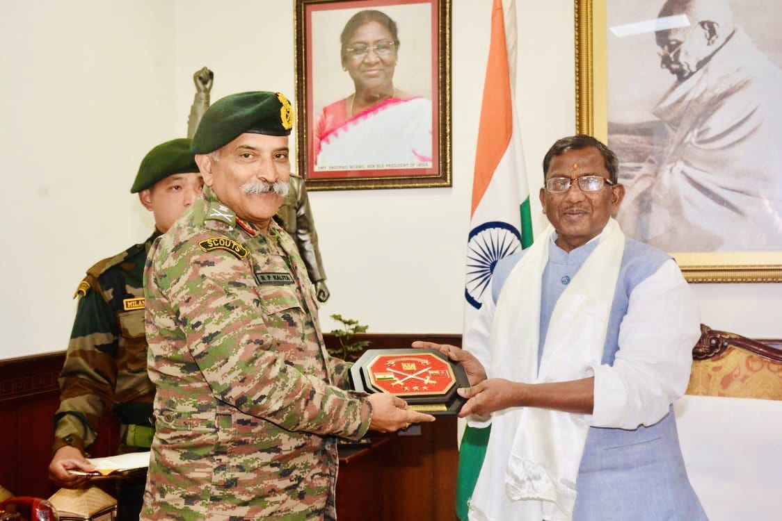 #IndianArmy
Lt Gen RP Kalita #ArmyCdrEC called on Hon’ble Governor of Sikkim,Shri Lakshman Prasad Acharya & Hon’ble Chief Minister of Sikkim,Shri Prem Singh Tamang & discussed aspects pertaining to Nation Building & Civil Military Fusion towards infra development of Border areas
